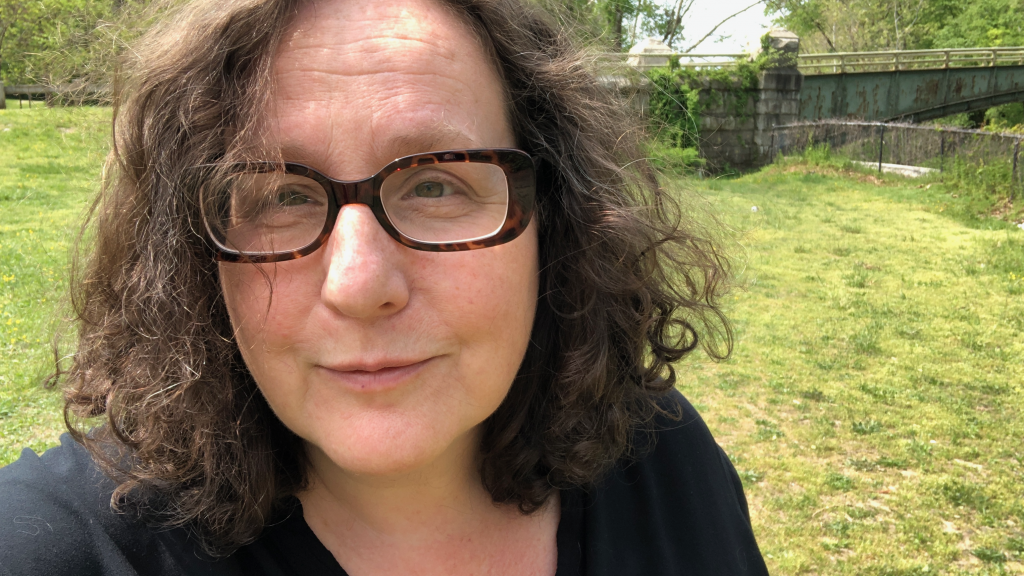 AdM-Headshot – Anne de Mare